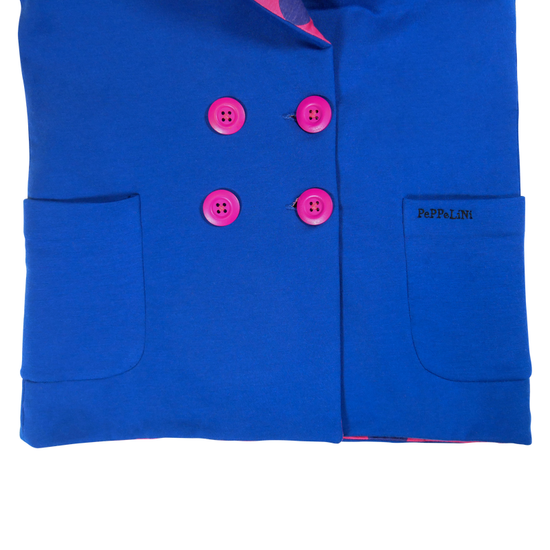 Cloe's Nr. 1 from the front. Oversize jacket the buttons